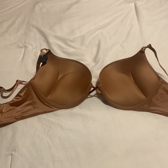 Brand New Victoria Secret Bra - Picture 2 of 4